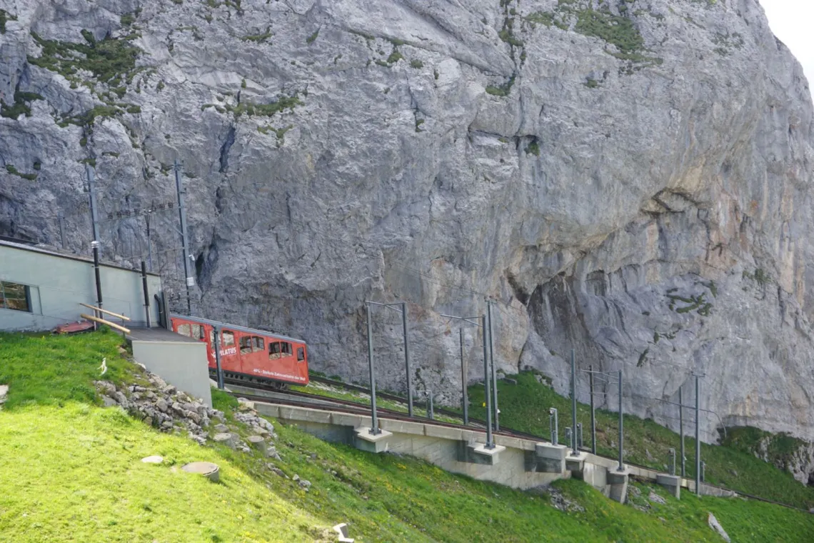 O trem de cremalheira que utiliza a ferrovia mais Íngreme do mundo