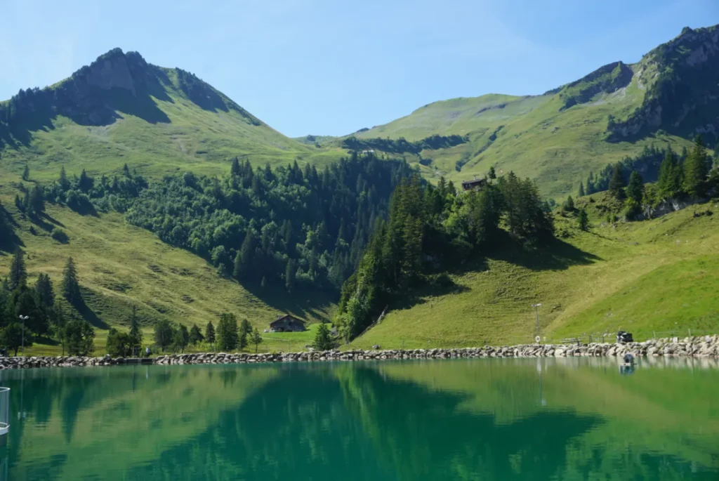 Lago do vilarejo de Stoos