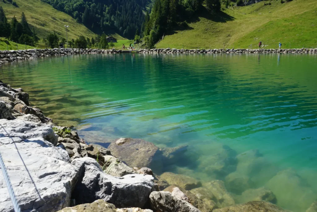 Lago do vilarejo de Stoos