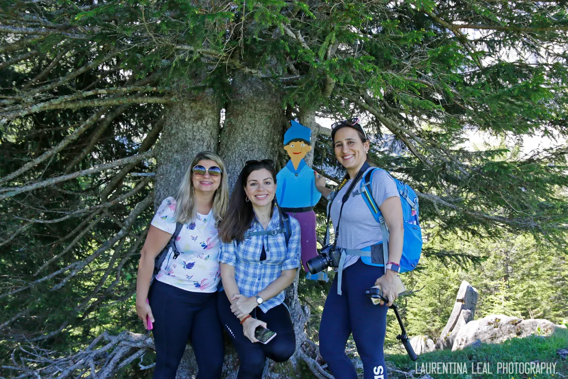 Eu , Monique e a Ana com um anão que “encontramos”na trilha
